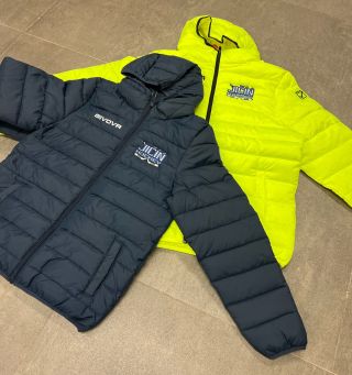 Zima nevadí, když jste vybaveni stylově! 😎 Další klubové bundy pro @hc_jicin_ jsou připravené zahřát i zaujmout – buďte...