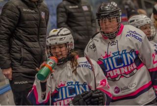 Děkujeme za označení klubového oblečení hokejistek @hcmankijicin a těšíme se na další spolupráci. 🤩 Přejeme mnoho úspěchů...